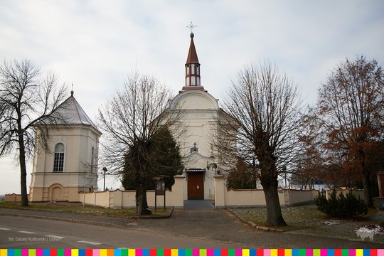 Kościół pw. Świętej Trójcy w Turośni Kościelnej. Wokół kościoła widoczne drzewa