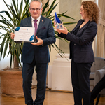 Magdalena Sanczenko, dyrektor UMWP  i Mirosław Karolczuk, burmistrz Augustowa z nagrodami.