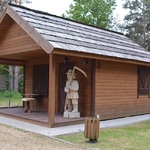 Drewniany domek w parku linowym
