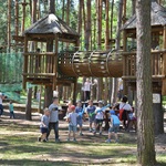 Grupa dzieci w parku linowym