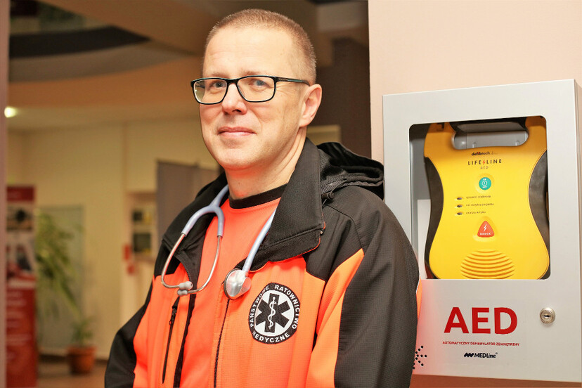 Ilustracja do artykułu Krzysztof Tyburczy, kierownik kierunku Ratownictwo Medyczne w WSMed oraz automatyczny defibrylator AED.jpg