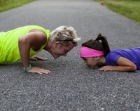 Ilustracja do artykułu mother-and-daughter-exercising-on-road.jpg