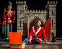 Scena ze sztuki przedstawia Hamleta na tle makiety  zamku