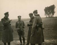 archiwalna fotografia przedstawia czterech rozmawiających żołnierzy