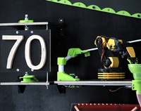 Liczba 70 na tablicy obok fragment konkursowej konstrukcji
