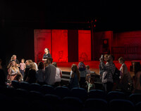 archiwalne zdjęcia z dnia otwartego w Teatrze Dramatycznym, grupa widzów ogląda dużą salę i scenę