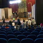 archiwalne zdjęcie z dnia otwartego w teatrze. Grupa widzów zwiedza główną scenę.