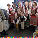 Zespół Klekociaki z Bociek śpiewają podczas konkursu kulinarnego 