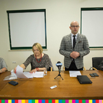 Cztery osoby za stołem. Z prawej Maria Jolanta Lauryn, po środku przemawiający na stojąco marszałek Artur Kosicki, od lewej Grażyna Czajkowska i Jolanta Wołągiewicz.