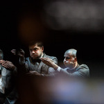 zdjęcie z występu na scenie, trzech artystów z Fair Play Crew przedstawia scenkę ze spektaklu
