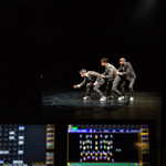 zdjęcie z występu na scenie, trzech artystów z Fair Play Crew przedstawia scenkę ze spektaklu