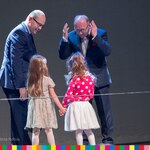 Dwóch mężczyzn i dwie dziewczynki stoją na scenie Opery