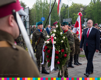 Tomasz Szeweluk, dyrektor Gabinetu Maszałka, składa kwiaty pod tablicą pamiątkową