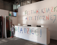 Instalacja festiwalowa w formie recepcji z nazwą Festiwal Książki Artystycznej dla dzieci