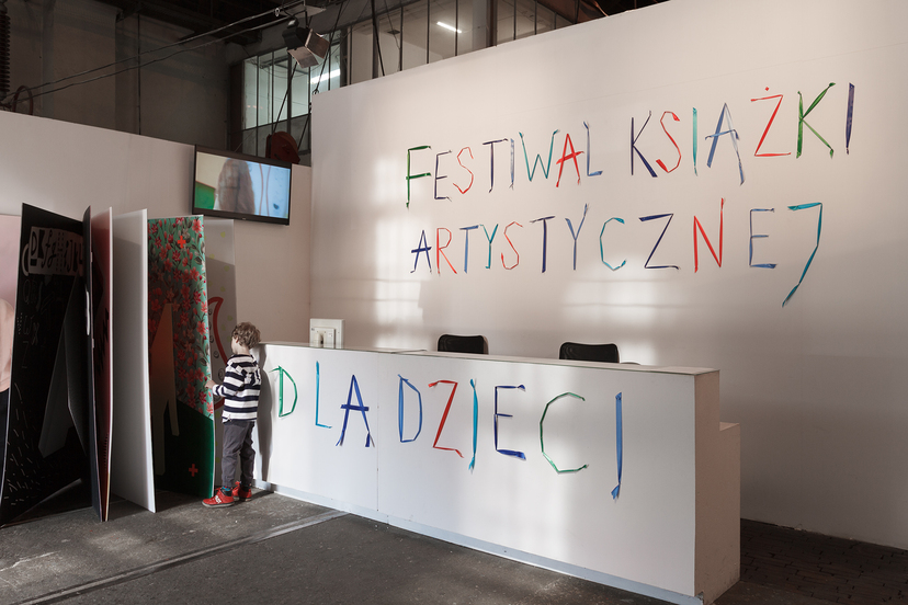 Instalacja festiwalowa w formie recepcji z nazwą Festiwal Książki Artystycznej dla dzieci