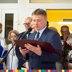 Marek Malinowski, członek zarządu województwa odczytuje list marszałka