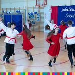 Uczniowie kolneńskiej szkoły podczas występu tanecznego przed publicznością