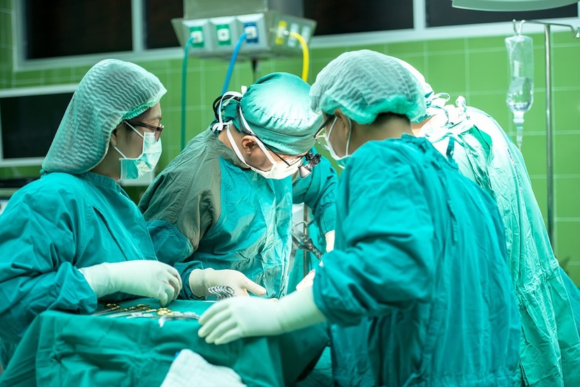 Lekarze przy stole operacyjnym