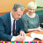 Beneficjenci Programu odnowy wsi województwa podlaskiego podczas podpisywania umowy