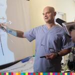 Dr Piotr Gałkin prezentuje cewniki do terapii ECMO