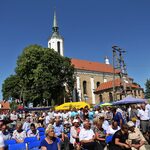 Tłumy przed kościołem w Dobrzyniewie.