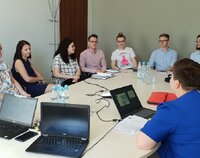Studenci Uniwersytetu w Białymstoku rozmawiają o konkursie.jpg