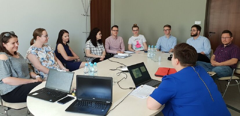 Studenci Uniwersytetu w Białymstoku rozmawiają o konkursie.jpg