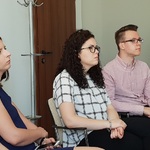 Studenci Uniwersytetu w Białymstoku uważnie słuchali wypowiedzi dyrektor Joanny Sarosiek.jpg