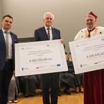 Od prawej: rektor PWSIiP  dr hab. Dariusz Surowik, wicepremier Jarosław Gowin i Marcin Sekściński prezentują ogromne czeki.