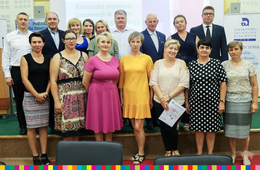 Zdjęcie zbiorowe z laureatkami konkursu Rolniczki motorem innowacji w Polsce