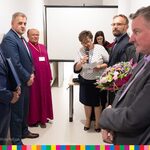 Dyrektor szpitala w Bielsku Podlaskim zabiera głos podczas otwarcia stojąc w otoczeniu osób zaangażowanych w przygotowanie inwestycji