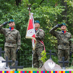 Poczet sztandarowy składający się z trzech żołnierzy.