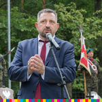 Burmistrz Supraśla Radosław Dobrowolski przy mikrofonie.
