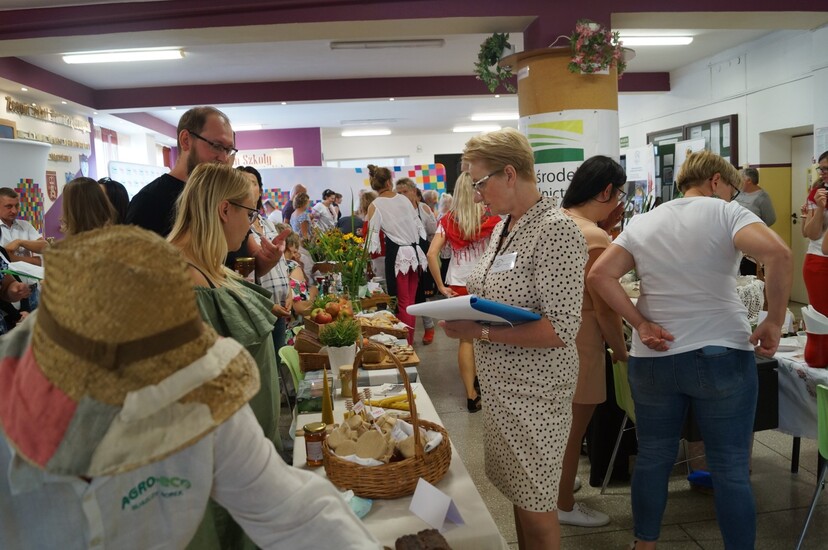 Marszałek Wiesława Burnos ocenia produkty regionalne Nasze Kulinarne Dziedzictwo (7).JPG