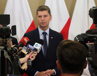 Minister Edukacji Dariusz Piontkowski rozmawia z dziennikarzami.jpg