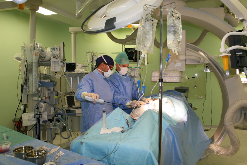 Chirurdzy przy stole operacyjnym podczas zabiegu