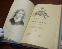 Książka autorstwa E. Orzeszkowej pt.: "Bene Nati" z 1891  -rozłożona na stole: na lewej stronie portret autorki, po prawej - strona tytułowa.