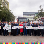 Zdjęcie grupowe beneficjentów dotacji z marszałkiem województwa Arturem Kosickim i członkiem zarządu Wiesławą Burnos 