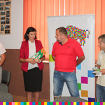 Przedstawiciel UMWP oraz burmistrz Drohiczyna podczas wręczania upominków rolników, którzy najszybciej odpowiedzieli prawidłowo na pytania ekspertów. 