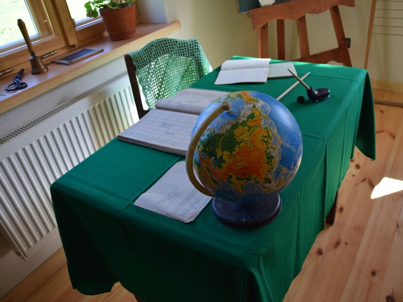 biurko szkolne przykryte zielonym suknem, na nim globus i materiały nauczyciela).jpg