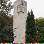 Pomnik w centrum Wizny w formie obeliska.