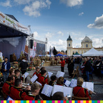 Plac Czarnieckiego ze sceną dożynkową i orkiestrą dętą. 