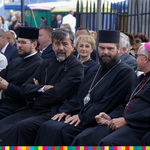 Bp Janusz Stepnowski oraz przedstawiciele duchownych prawosławnych siedzący wśród publiczności dożynkowej. 
