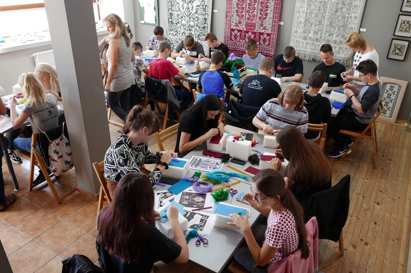 Dzieci i młodzież podczas warsztatów plastycznych - tkactwo_inspiruje_warsztaty_woak (3).JPG