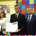 Dwie młode osoby stojące z Markiem Malinowski
