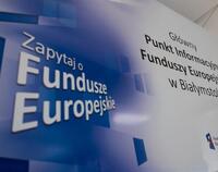 Ścianka informująca o Głównym Punkcie Informacyjnym Fundusze Europejskie