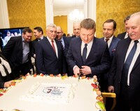 Krojący tort Marszałek Malinowski w towarzystwie innych ludzi
