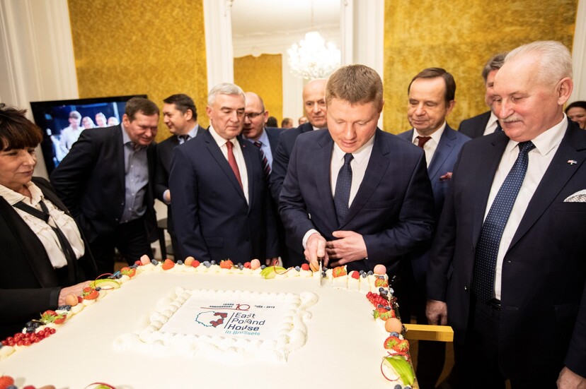 Krojący tort Marszałek Malinowski w towarzystwie innych ludzi