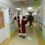 Ilustracja do artykułu Mikołaj odwiedził Klinikę Pediatrii Onkologii i Hematologii UDSK (8).JPG