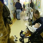 Ilustracja do artykułu Mikołaj odwiedził Klinikę Pediatrii Onkologii i Hematologii UDSK (10).JPG